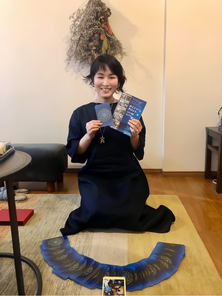 タロットを広げる鈴木麻子