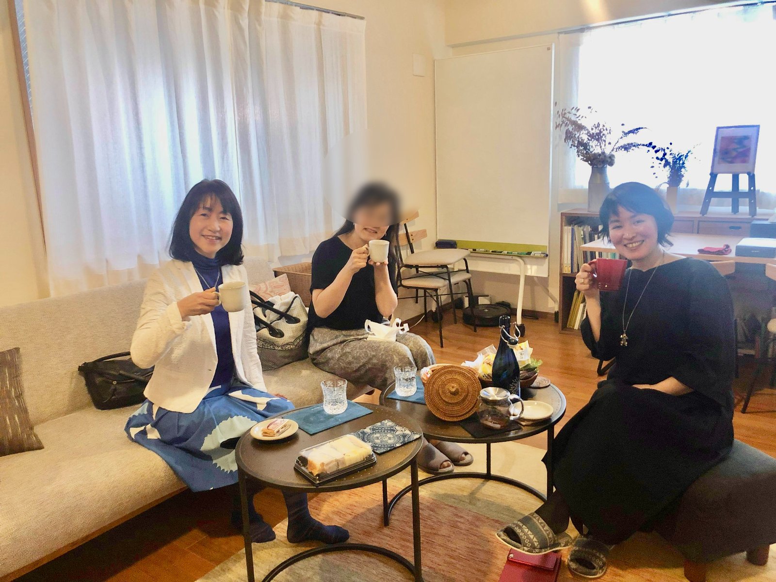 お茶を楽しむ参加者