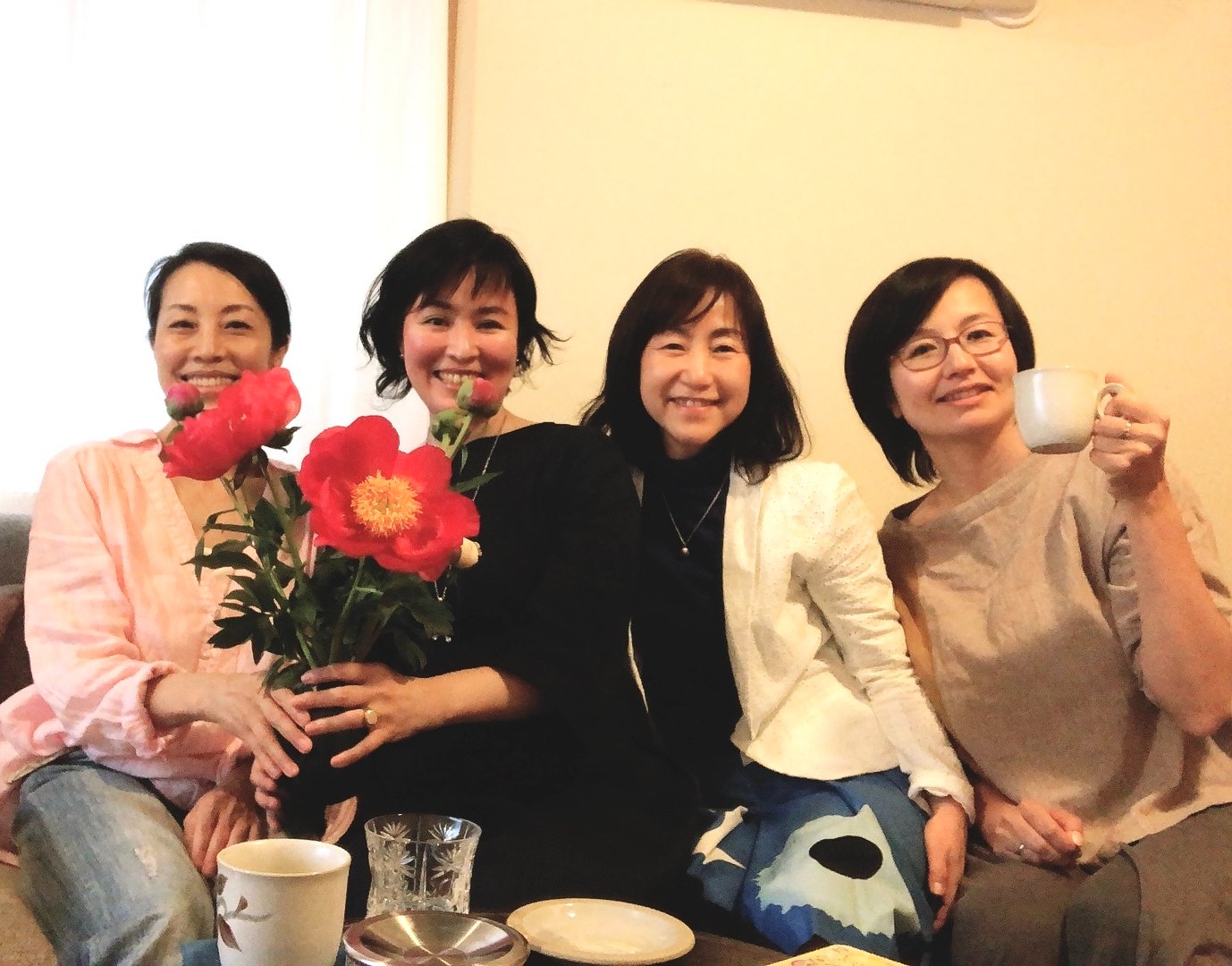 芍薬を囲んで微笑む参加者