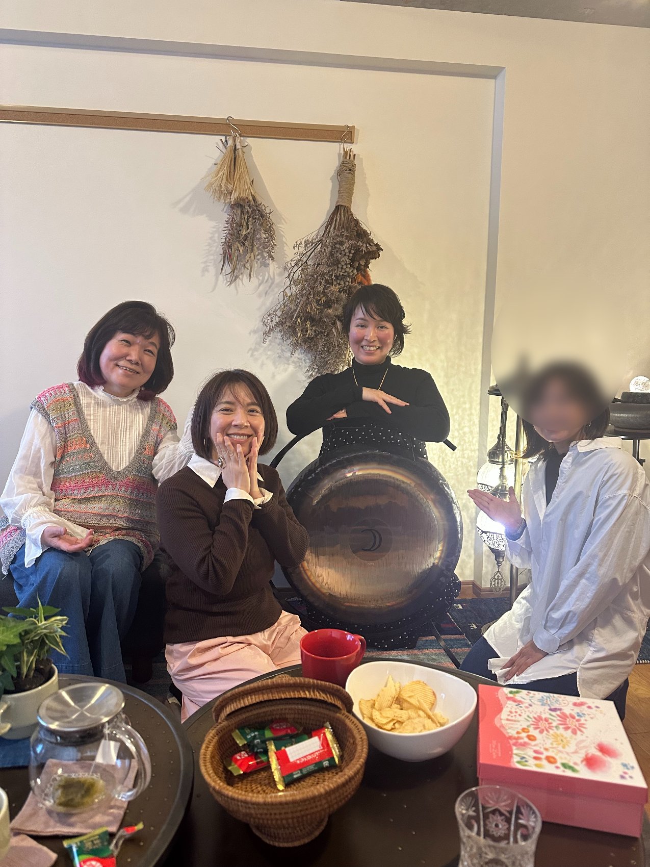 ゴングを囲む参加者